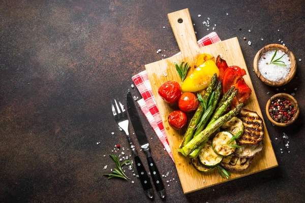 Verdure grigliate - zucchine, paprica, melanzane, asparagi e pomodori. — Foto Stock