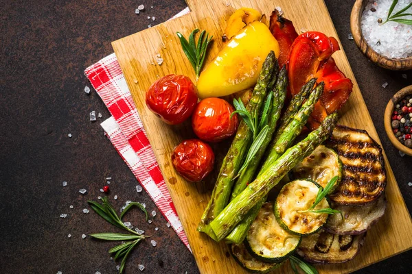 Grilled vegetables - zucchini, paprika, eggplant, asparagus and tomatoes. — Stock Photo, Image