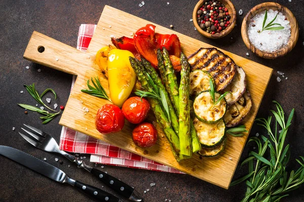 Grilled vegetables - zucchini, paprika, eggplant, asparagus and tomatoes. — Stock Photo, Image