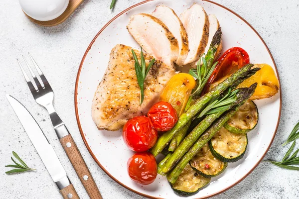 Chicken breast grilled with vegetables. — Stock Photo, Image