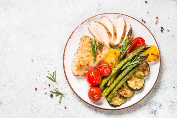 Peito de frango grelhado com legumes . — Fotografia de Stock