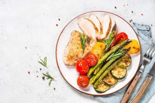 Chicken breast grilled with vegetables. — Stock Photo, Image