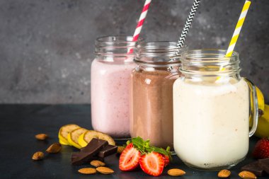 Muz, çikolata ve çilekli milkshake.