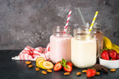 Muz, çikolata ve çilekli milkshake.