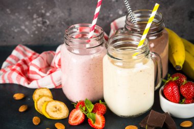 Muz, çikolata ve çilekli milkshake.