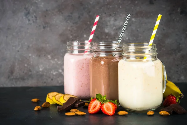 Batidos de plátano, chocolate y fresa . — Foto de Stock