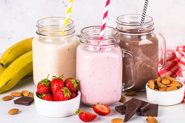 Milkshakes à la banane, au chocolat et aux fraises . — Photo