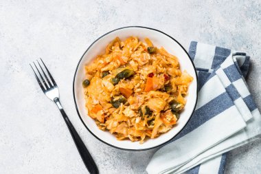 Pirinç ve sebze ile lahana güveç.