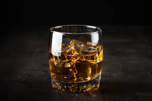 Whiskey i glasen på mörk bakgrund. — Stockfoto