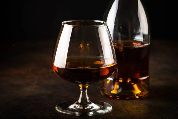 Cognac of cognac in het glas. — Stockfoto