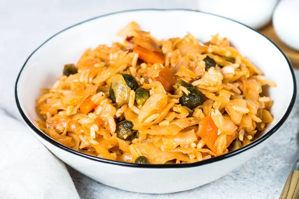 Cabbage stew with rice and vegetables. — Stock Photo, Image