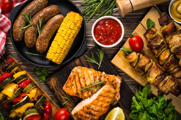 Barbeque dish - Grilled meat, fish, sausages and vegetables. — Stock Photo, Image