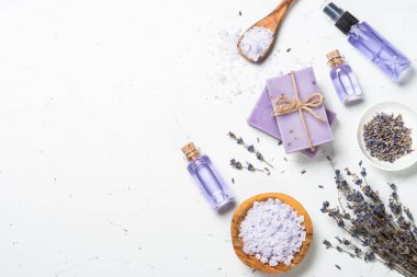 Beyaz üst görünümünde lavanta kozmetik.