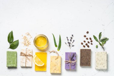 Beyaz üst görünümünde lavanta kozmetik.