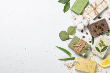 Beyaz üst görünümünde lavanta kozmetik.