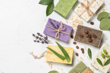 Beyaz üst görünümünde lavanta kozmetik.