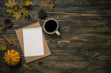 Sonbahar düz ahşap masa üzerinde arka plan yatıyordu.