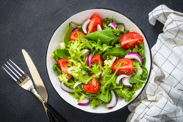 Green salad from leaves and tomatoes. — Stock Photo, Image