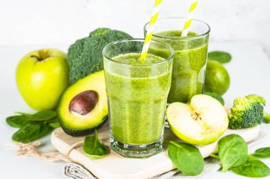 Meyve ve sebze beyaz yeşil smoothie.