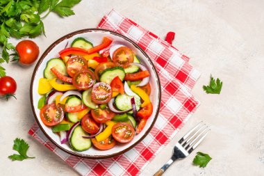 Hafif sofra üstü görünümünde sebze salatası.