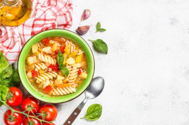 Sebze ve makarna manzaralı sebze çorbası..