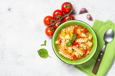 Sebze ve makarna manzaralı sebze çorbası..