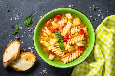 Sebze ve makarna manzaralı sebze çorbası..