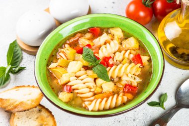 Sebze ve makarna ile Minestrone.