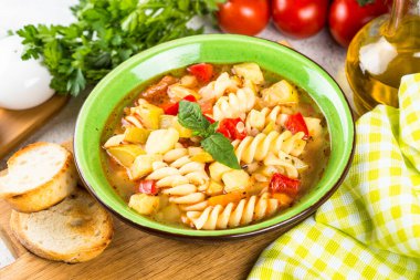 Sebze ve makarna ile Minestrone.