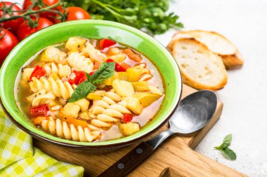 Sebze ve makarna ile Minestrone.