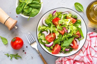 Taze yaprak ve domateslerden yeşil salata.