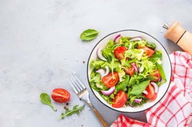 Taze yaprak ve domateslerden yeşil salata.