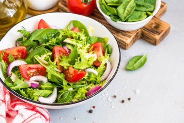 Taze yaprak ve domateslerden yeşil salata.