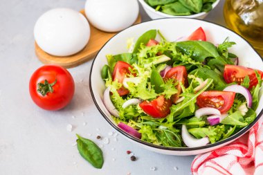 Taze yaprak ve domateslerden yeşil salata.