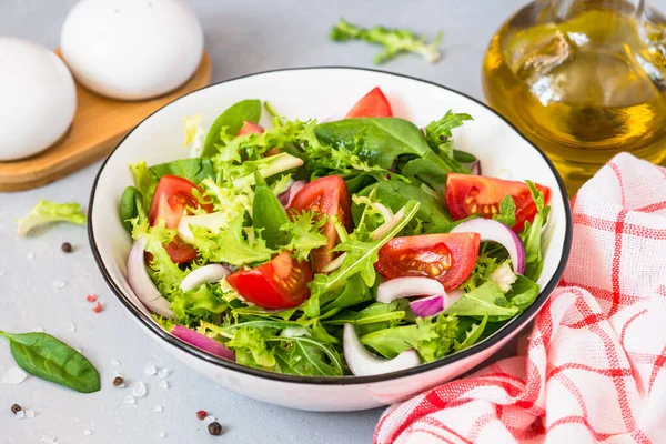 Salade verte aux feuilles fraîches et tomates . — Photo