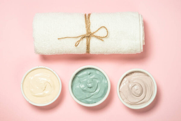 Маска из глины на розовой пекарне, продукт по уходу за кожей
.