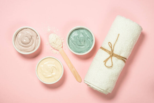 Маска из глины на розовой пекарне, продукт по уходу за кожей
.