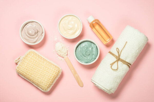 Курортный фон с маской Clay на розовой пекарне, плоский
.