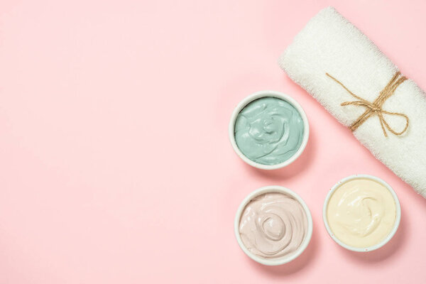 Маска из глины на розовой пекарне, продукт по уходу за кожей
.