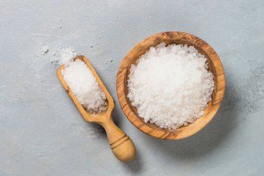 Gri taş zemin üzerinde deniz tuzu.