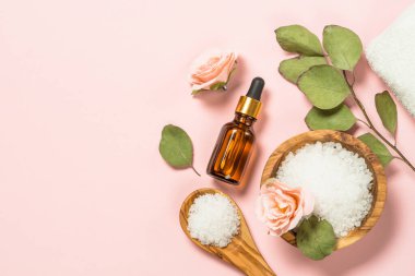 Pembe üzerine deniz tuzu ve kozmetik yağıyla kaplıca yatıyordu..