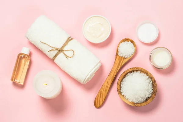 Fondo de spa con producto cosmético natural en el suelo de panadería rosa, plano laico . —  Fotos de Stock