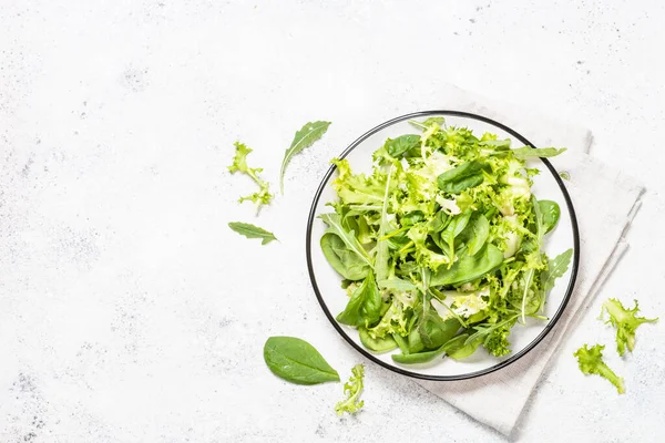 Зелене листя салату мікс на білому зверху . — стокове фото