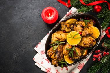 Noel yemeği - Koyu masada portakallı kızarmış tavuk.