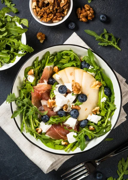 Green salad with leaves, fruit and jamon. — Stock Photo, Image