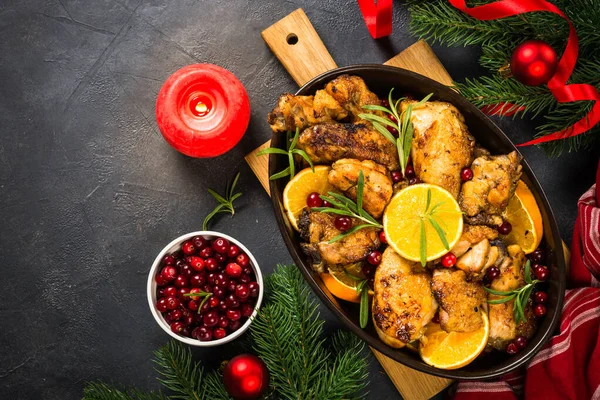 Kersteten - gebrande kip met sinaasappel op donkere tafel. — Stockfoto