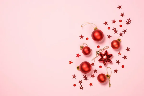 Χριστούγεννα επίπεδη θέσει φόντο σε ροζ με διακοσμήσεις διακοπών. — Φωτογραφία Αρχείου