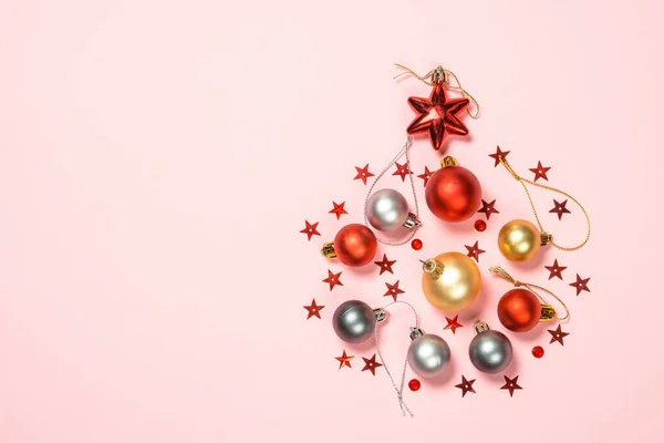 Fondo plano de Navidad sobre rosa con decoraciones navideñas . — Foto de Stock