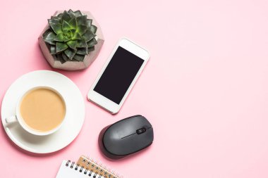 Not defteri, kahve fincanı ve pembe bir arka plan üzerinde klavye ile Ofis İşyeri.