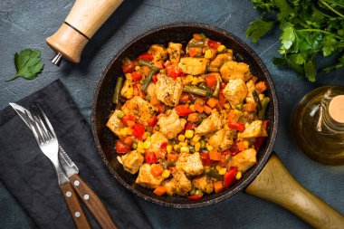 Tavuk kızartması ve sebze sosu..